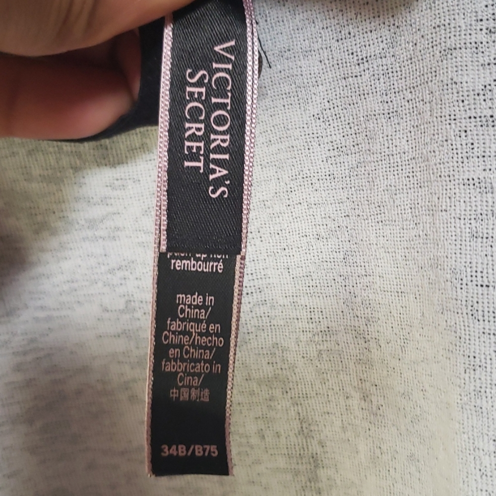 Victoria's Secret bra and hipster panty set - Picture 4 of 8